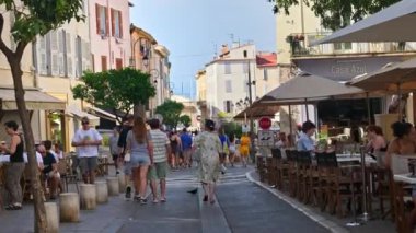 Antibes, Fransa - 20 Temmuz 2024: İnsanlar şehrin sokaklarında yürüyor
