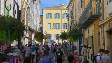 Antibes, Fransa - 20 Temmuz 2024: İnsanlar şehrin sokaklarında yürüyor