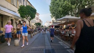 Antibes, Fransa - 20 Temmuz 2024: İnsanlar şehrin sokaklarında yürüyor