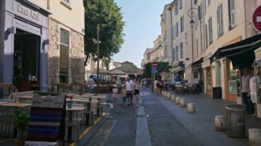 Antibes, Fransa - 20 Temmuz 2024: İnsanlar şehrin sokaklarında yürüyor