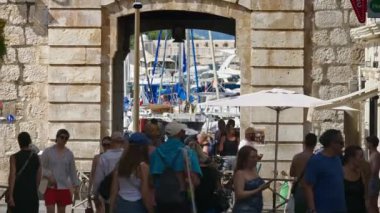 Antibes, Fransa - 20 Temmuz 2024: Vauban Limanı yakınlarındaki sokaklarda yürüyen insanlar