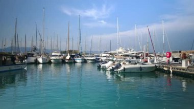 Antibes, Fransa - 20 Temmuz 2024: Birçok tekne Vauban Limanı 'na yanaştı