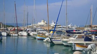 Antibes, Fransa - 20 Temmuz 2024: Birçok tekne Vauban Limanı 'na yanaştı