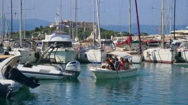 Antibes, Fransa - 20 Temmuz 2024: Birçok tekne Vauban Limanı 'na yanaştı