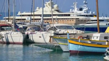 Antibes, Fransa - 20 Temmuz 2024: Birçok tekne Vauban Limanı 'na yanaştı