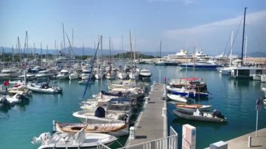 Antibes, Fransa - 20 Temmuz 2024: Birçok tekne Vauban Limanı 'na yanaştı