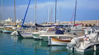 Antibes, Fransa - 20 Temmuz 2024: Birçok tekne Vauban Limanı 'na yanaştı