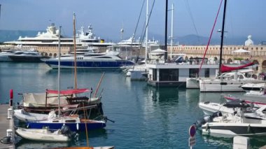 Antibes, Fransa - 20 Temmuz 2024: Birçok tekne Vauban Limanı 'na yanaştı