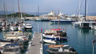 Antibes, Fransa - 20 Temmuz 2024: Birçok tekne Vauban Limanı 'na yanaştı