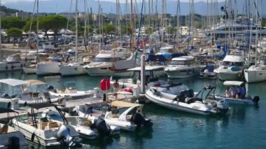 Antibes, Fransa - 20 Temmuz 2024: Birçok tekne Vauban Limanı 'na yanaştı