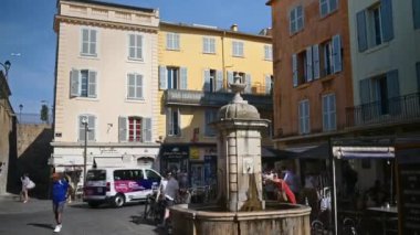 Antibes, Fransa - 20 Temmuz 2024: İnsanlar Aguillon Çeşmesi yakınlarında sokaklarda yürüyor
