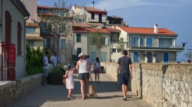 Antibes, Fransa - 20 Temmuz 2024: İnsanlar şehrin sokaklarında yürüyor