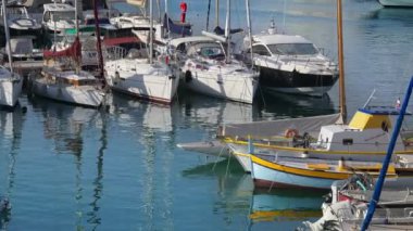 Antibes, Fransa - 20 Temmuz 2024: Birçok tekne Vauban Limanı 'na yanaştı