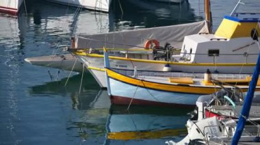 Antibes, Fransa - 20 Temmuz 2024: Birçok tekne Vauban Limanı 'na yanaştı