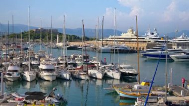 Antibes, Fransa - 20 Temmuz 2024: Birçok tekne Vauban Limanı 'na yanaştı