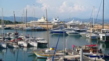 Antibes, Fransa - 20 Temmuz 2024: Birçok tekne Vauban Limanı 'na yanaştı