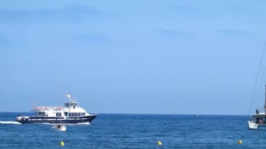Fransa, Cannes 'da beyaz tekneler denizde hareket ediyor.