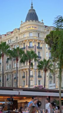 Cannes, Fransa - 15 Temmuz 2024: Akşamları Carlton Oteli 'nin sahili. Dikey