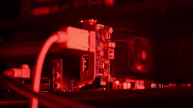 Veri merkezinde yanıp sönen renkli ışıkları olan bir sunucuyu kapat