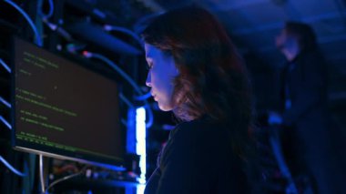 Sunucu odasında kadın programlama