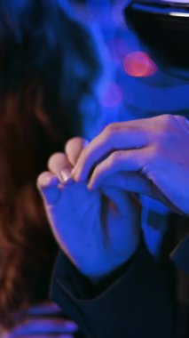 Bir adam ve bir kadın sunucu odasında Sanal Gerçeklik kulaklığı kullanıyor. Dikey