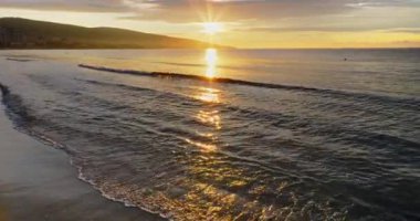 Günbatımında Bulgaristan 'daki Sunny Beach tatil beldesinin insansız hava aracı görüntüsü