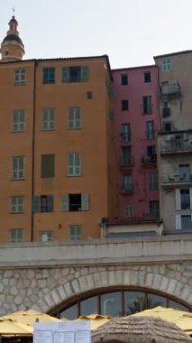 Menton, Fransa 'daki renkli binaların manzarası. Dikey