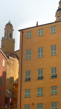 Menton, Fransa 'daki renkli binaların manzarası. Dikey