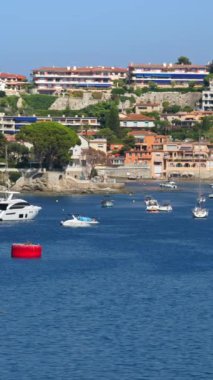 Tekneler Fransa 'nın Villefranche sur Mer limanına yanaştı. Dikey