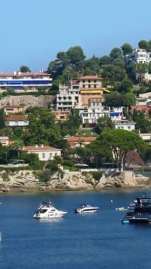 Tekneler Fransa 'nın Villefranche sur Mer limanına yanaştı. Dikey