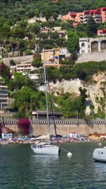 Tekneler Fransa 'nın Villefranche sur Mer limanına yanaştı. Dikey