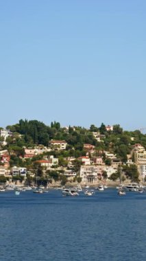 Tekneler Fransa 'nın Villefranche sur Mer limanına yanaştı. Dikey