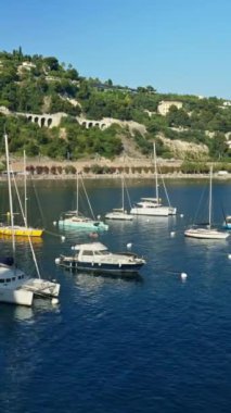 Tekneler Fransa 'nın Villefranche sur Mer limanına yanaştı. Dikey