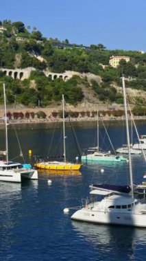 Tekneler Fransa 'nın Villefranche sur Mer limanına yanaştı. Dikey