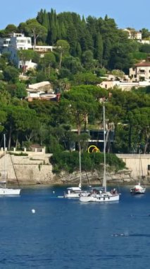 Tekneler Fransa 'nın Villefranche sur Mer limanına yanaştı. Dikey