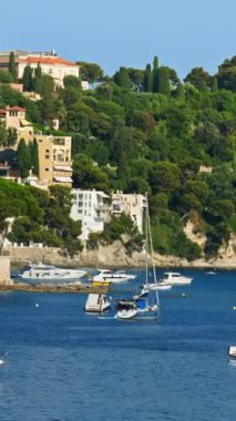 Tekneler Fransa 'nın Villefranche sur Mer limanına yanaştı. Dikey