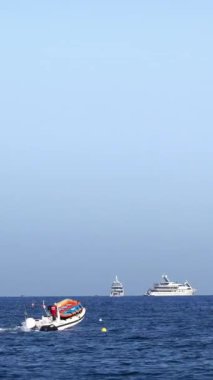 Fransa, Golfe-Juan 'da beyaz tekne denizde hareket ediyor.