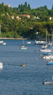 Tekneler Fransa 'nın Villefranche sur Mer limanına yanaştı. Dikey