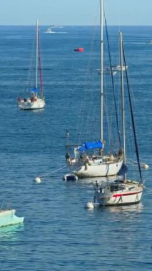 Tekneler Fransa 'nın Villefranche sur Mer limanına yanaştı. Dikey