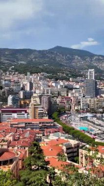 Gündüz vakti Monako 'nun ufuk çizgisinin havadan görünüşü. Dikey