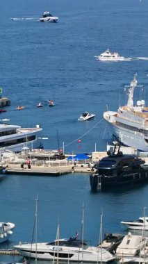 Monaco Marina 'ya yanaşan teknelerin görüntüsü. Dikey