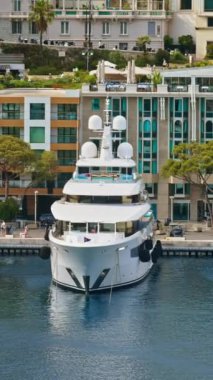 Arka planda şehrin silueti olan Monaco Marina 'daki teknelerin görüntüsü. Dikey