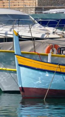 Antibes, Fransa 'daki Vauban Limanı' na yanaşan tekneleri kapatın. Dikey