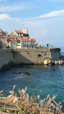 Fransa 'nın Antibes sahilindeki farklı binaların manzarası. Dikey