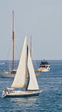 Antibes, Fransa 'da denizde hareket eden beyaz tekneler. Dikey