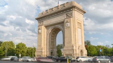 Romanya 'nın Bükreş kentindeki Zafer Kemeri yakınlarında arabaların zaman aşımı