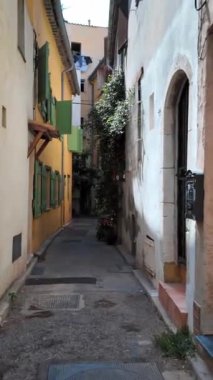 Antibes, Fransa sokaklarında bir yürüyüş. Dikey