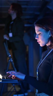 Sunucu odasında kadın programlama. Dikey