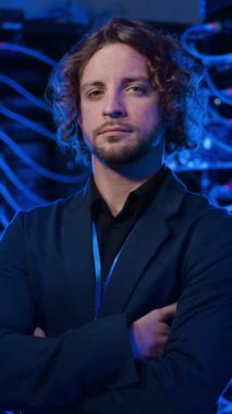 Sunucu odasında duran adam. Dikey