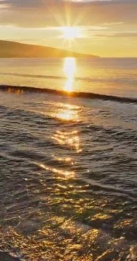 Günbatımında Bulgaristan 'daki Sunny Beach tatil beldesinin insansız hava aracı görüntüsü. Dikey